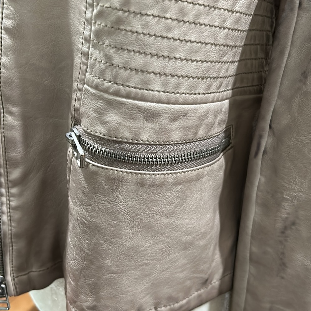 GRUNGE/Distressed Faux Leather - Picture 10 of 16
